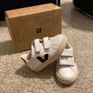 White Veja sneakers for toddler. Size 8.